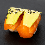 Nigiri salmón y aguacate