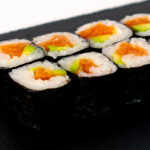 Maki aguacate y salmón