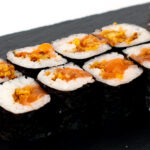 Maki salmón y cebolla crujiente