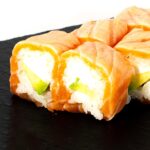 Rollo fresco tataki queso y aguacate
