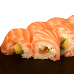 Rollo fresco california con salmón,  aguacate, pepino y queso